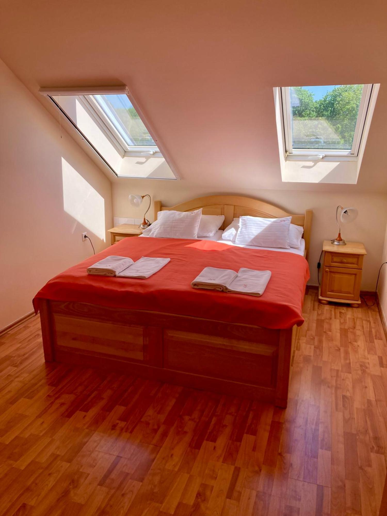 Hét Vezér Apartmanhotel Komárom Habitación foto